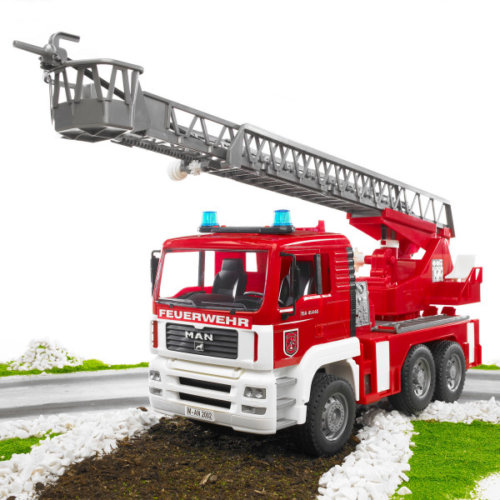 Bruder Пожарная машина MAN с лестницей и помпой с модулем со световыми и звуковыми эффектами