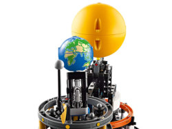 LEGO Technic Планета Земля и Луна на орбите 42179