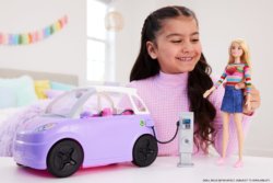 Barbie Игрушечный электромобиль с зарядной станцией